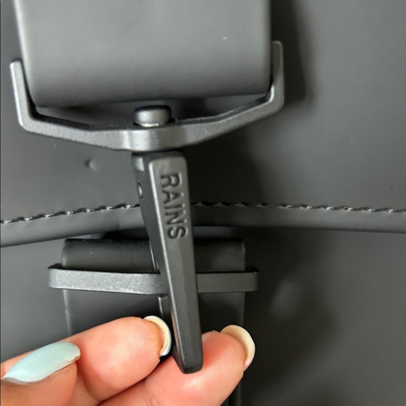 💼 Sleek & modern RAINS backpack in matte black! - Picture 3 of 11